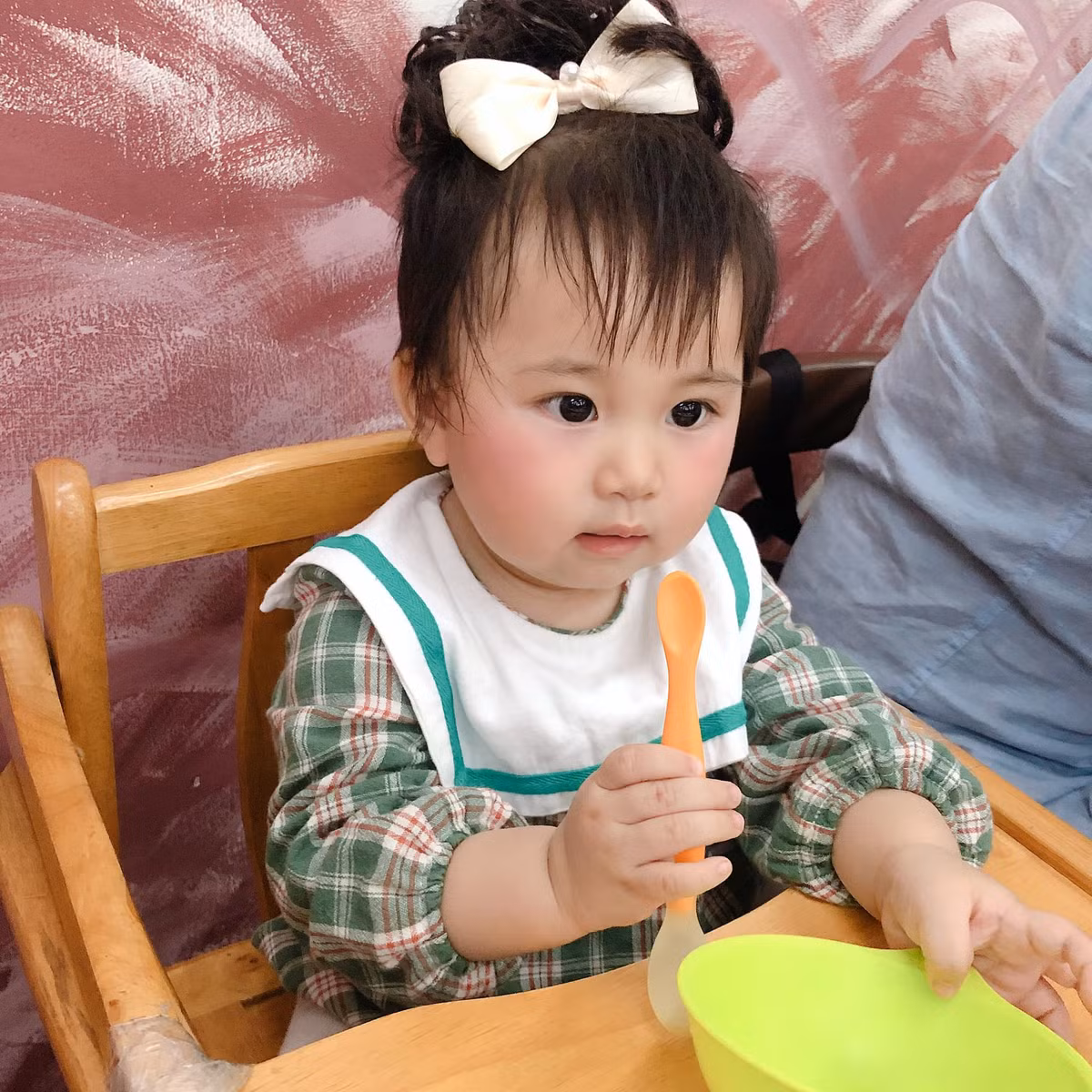 "Hôm đó ngủ dậy, tự nhiên nhìn ra chỗ ban công trước nhà, thấy có nét hơi cổ cổ. Sẵn có bộ áo dài do dì của bé đặt may ở Việt Nam rồi gửi qua có giá 200 nghìn, voan cài đầu mình mua từ trước đó, dự định sắp tới làm đám cưới ở Đài Loan thì cho con làm phù dâu. Trong nhà cũng có bộ tóc giả với cái vương miện đồ chơi của con, chạy xuống mượn thêm mẹ chồng chiếc ghế kê quạt" - mẹ của Dĩ Ninh chia sẻ về ý tưởng thực hiện bộ ảnh cô dâu.