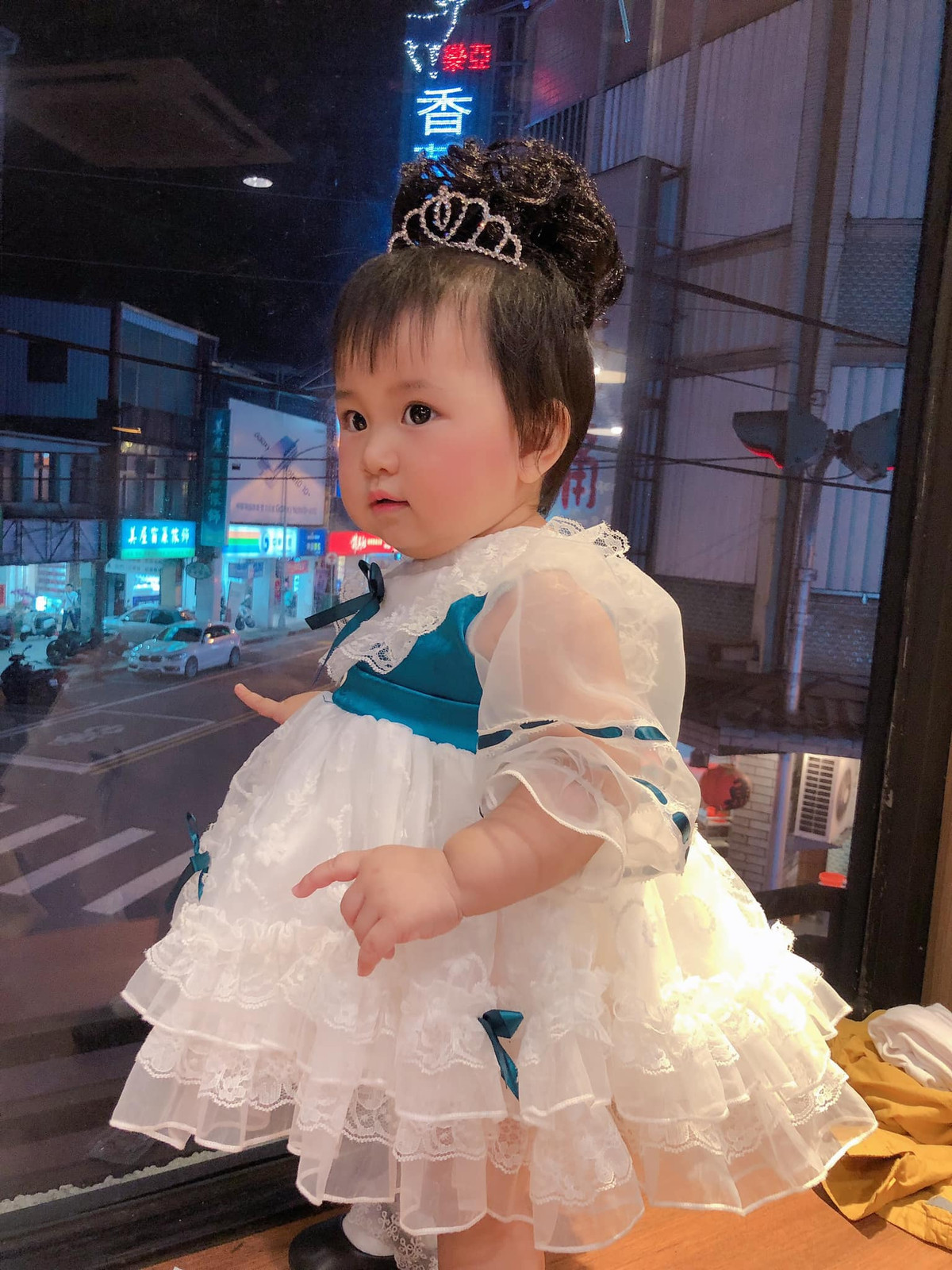 Được biết, em bé cosplay cô dâu có tên là Khâu Dĩ Ninh, có bố là người Đài Loan và mẹ là người Việt Nam. Hiện tại, em bé đáng yêu này đang sinh sống tại Đài Loan.