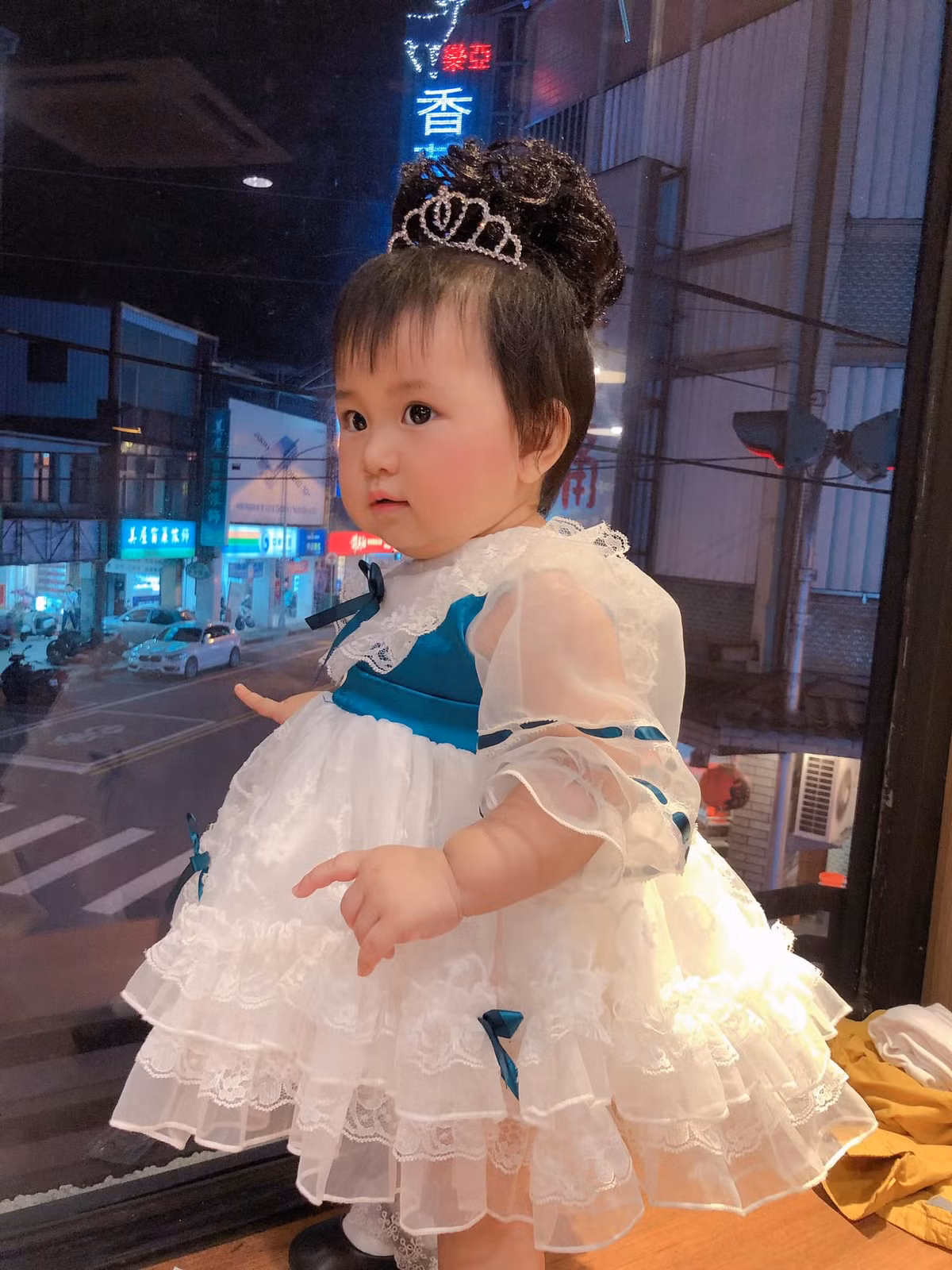 Được biết, em bé cosplay cô dâu có tên là Khâu Dĩ Ninh, có bố là người Đài Loan và mẹ là người Việt Nam. Hiện tại, em bé đáng yêu này đang sinh sống tại Đài Loan.