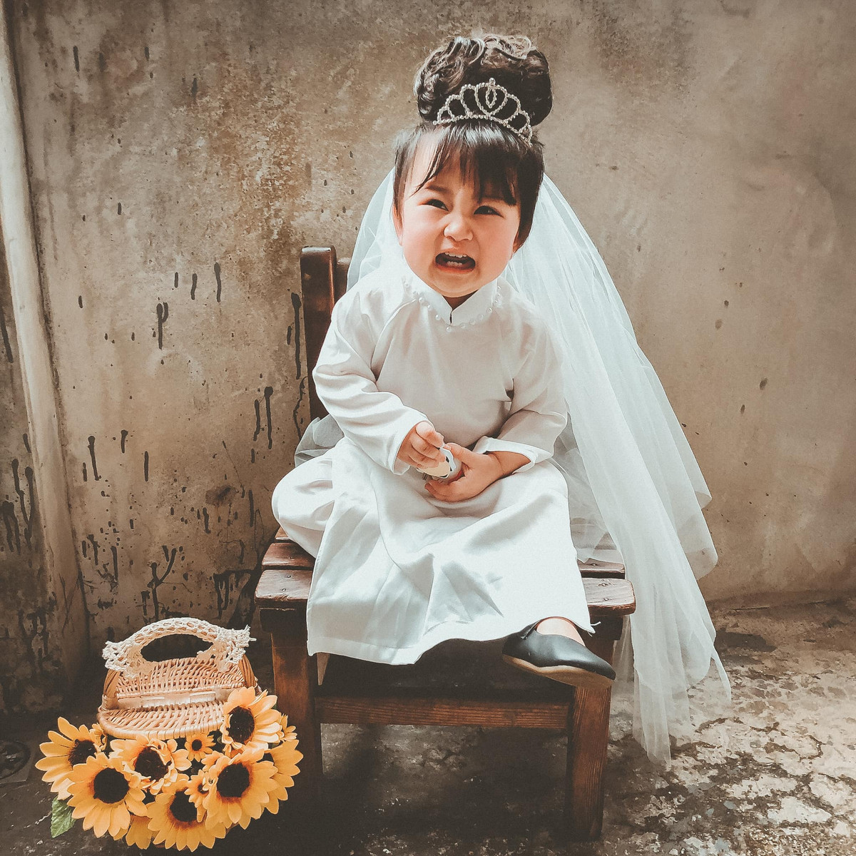 "Cưng muốn xỉu luôn, vậy mới nói ai cũng nên có một cô con gái", "Cô dâu gì mà cứ gào khóc thế này, đáng yêu chết đi được" - Dân mạng thích thú bình luận.