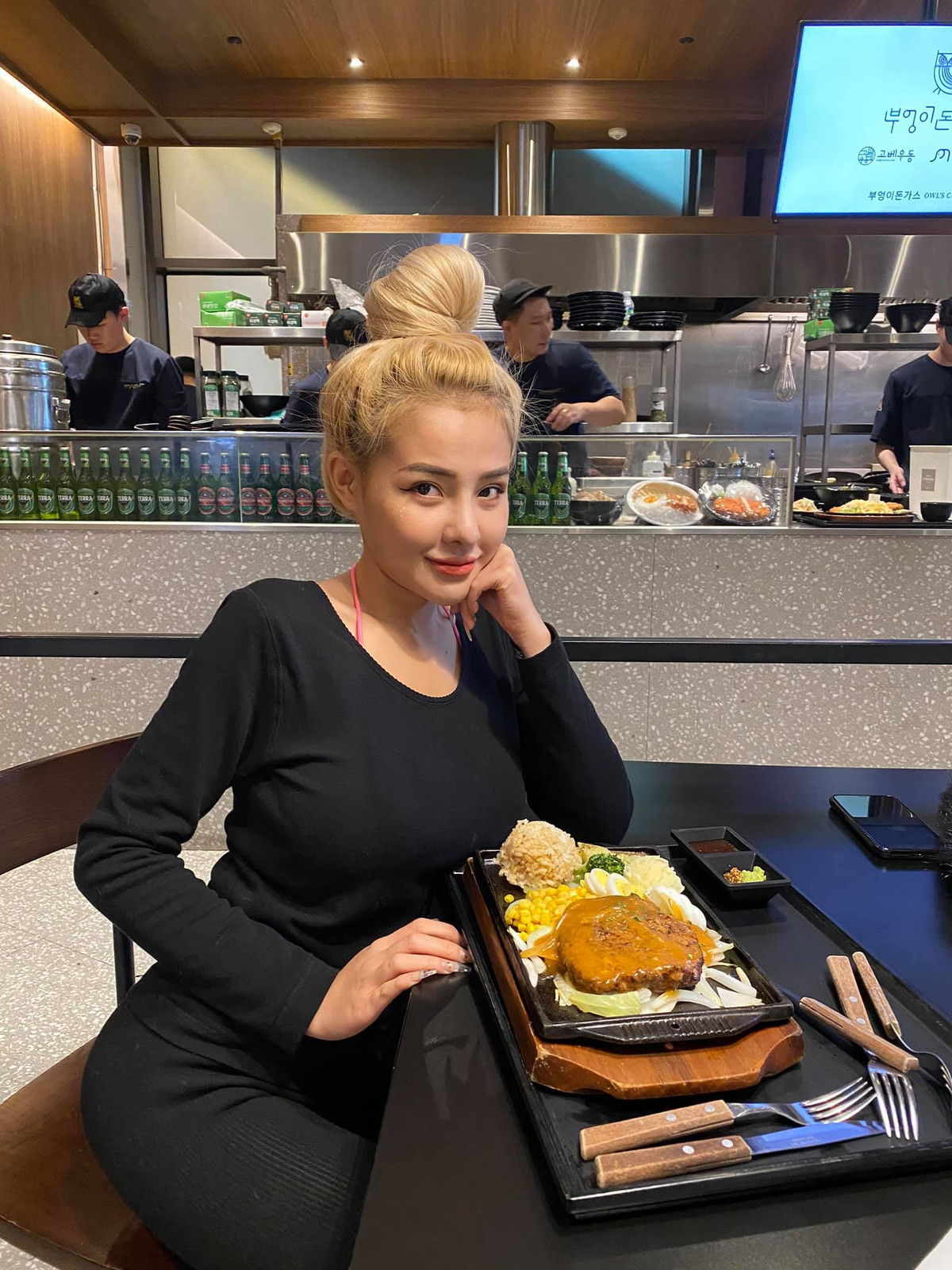 Mới đây, trên trang cá nhân của mình, Ngân 98 bất ngờ đăng đàn trạng thái thanh minh cho việc có một số ý kiến cho rằng cô đi làm "gái". Thế nhưng, dân mạng không những không thương cảm mà còn "ném đá" dữ dội.