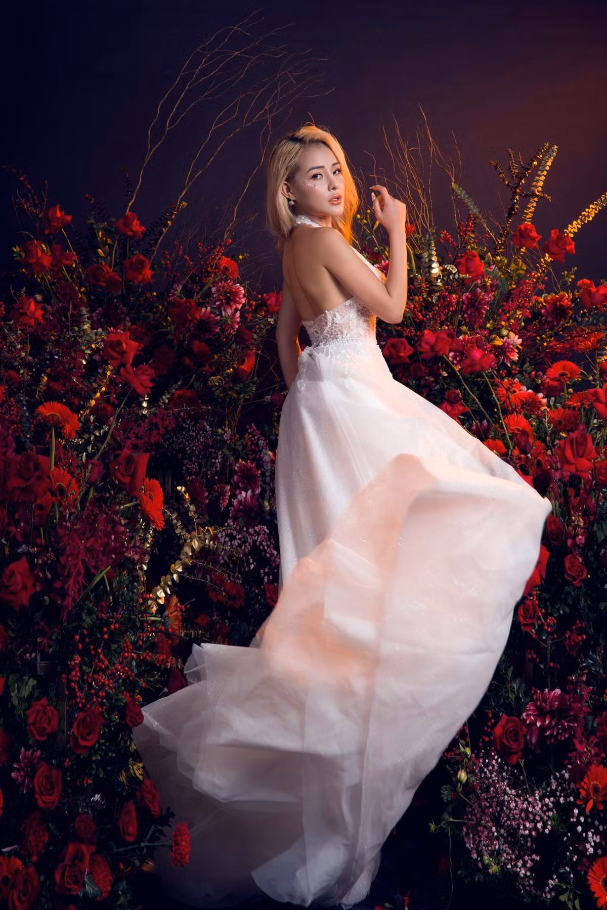 Dù vậy, Ngân 98 vẫn đang phải gánh chịu sự chỉ trích của dư luận. Bài viết trở thành chủ đề bàn tán trên mạng xã hội.