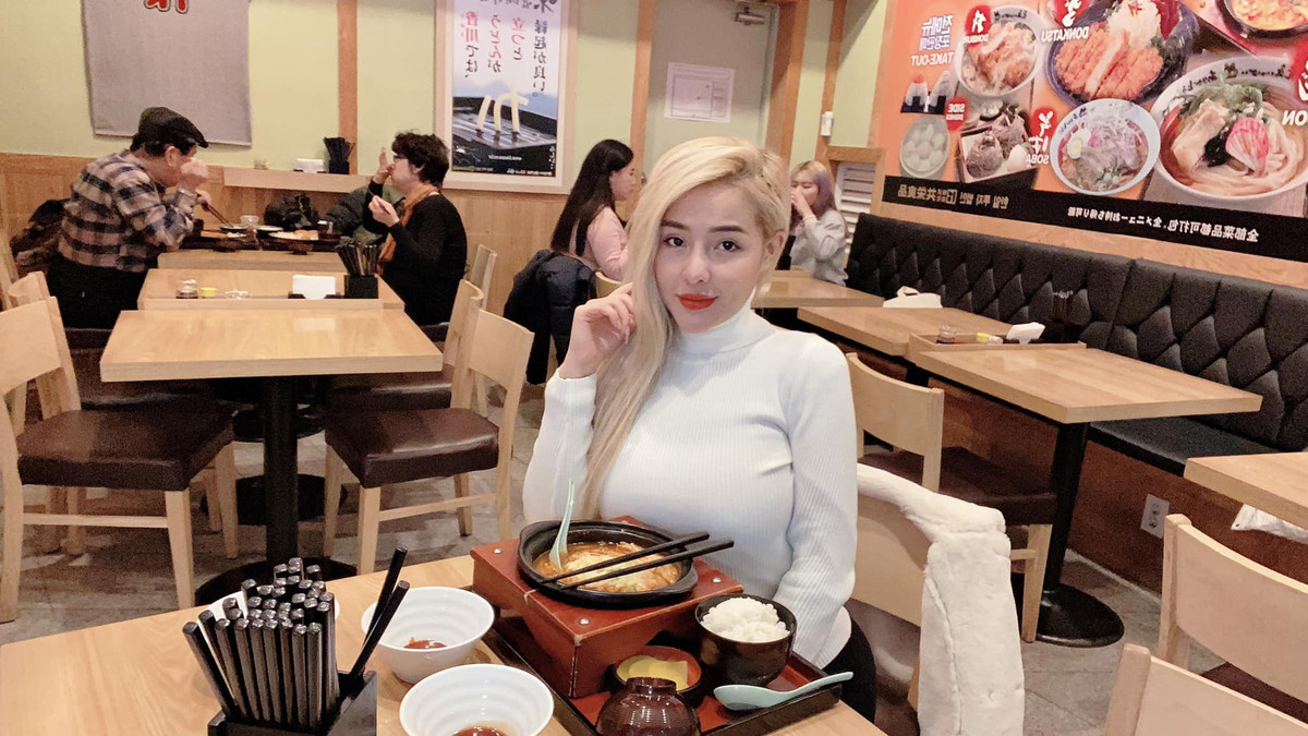 "Ngọc Trinh mà là gái thì chị cũng đi thuộc gái hạng 4, hạng 5 rồi. Nghĩ mình là ai mà tự so sánh với người ta vậy?", "Mắc gì mà lôi Ngọc Trinh và câu chuyện của chị vậy? Ngứa miệng hay sao?" - Dân mạng bình luận.