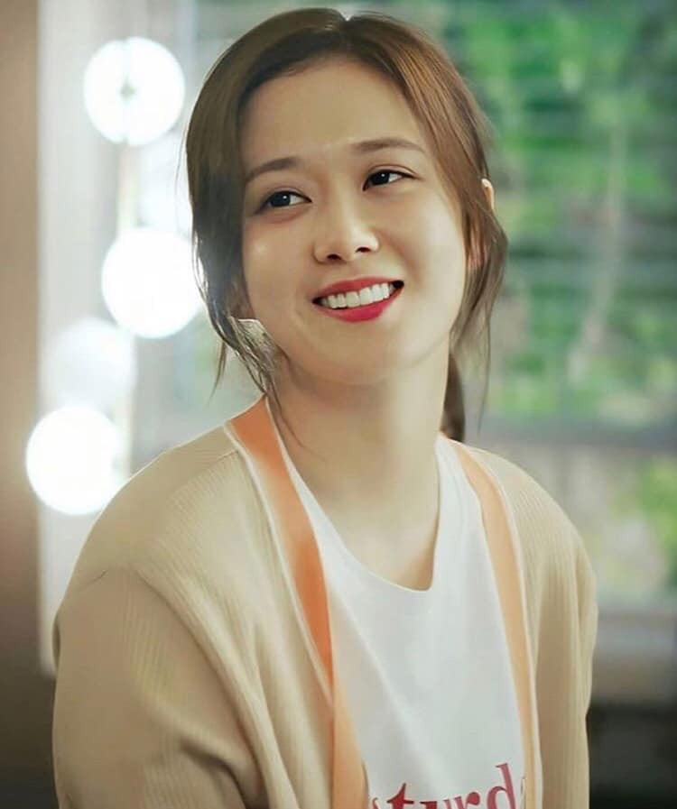 Đã 38 tuổi nhưng chưa chịu hẹn hò hay kết hôn, Jang Nara khiến người hâm mộ lo lắng. Cô nàng từng tâm sự rằng: "Không phải là tôi không muốn cưới chồng. Chuyện đó nằm ngoài kiểm soát của tôi. Nếu tôi gặp được duyên số, tôi chắc chắn sẽ cưới. Nếu không thể tìm thấy, tôi có thể làm gì đây?".
