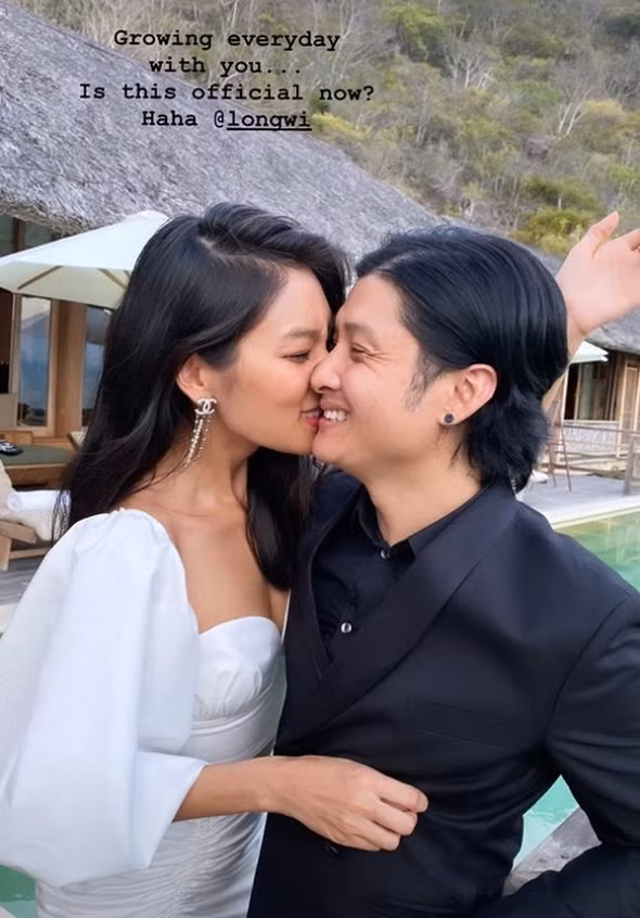 Trên trang cá nhân, người đẹp khoe ảnh tình cảm bên người yêu mới cùng caption: "Growing everyday with you. Is this official now?" (Tạm dịch: Trưởng thành mỗi ngày cùng anh. Giờ thì chính thức được chưa?).