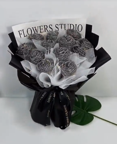 Có chị em nào muốn được tặng bó hoa độc lạ làm từ nùi rửa chén không nào?