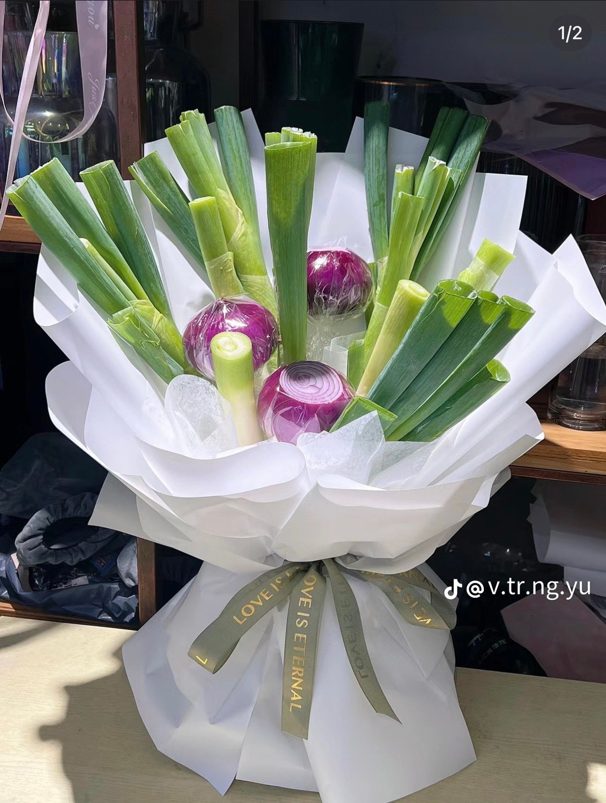 Cần gì hoa nhập khẩu đắt đỏ, anh em cứ tặng người phụ nữ của mình những bó hoa thiết thực thế này là chị em đã mê như điếu đổ rồi.