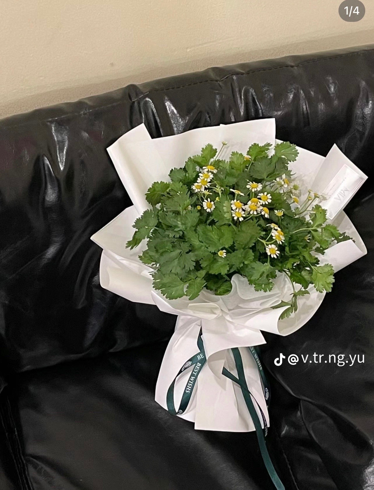 Bó hoa này lấy màu xanh làm chủ đạo, đây cũng là tông màu đại diện của các loại rau quả tươi.