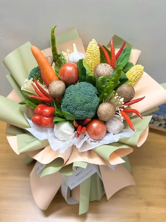 Những nguyên liệu thường thấy trong căn bếp như súp lơ, ớt, nấm, cà chua, nấm, tỏi, ngô, rau thơm.. cũng có thể tạo nên bó hoa đầy màu sắc và xinh đẹp như thế này.