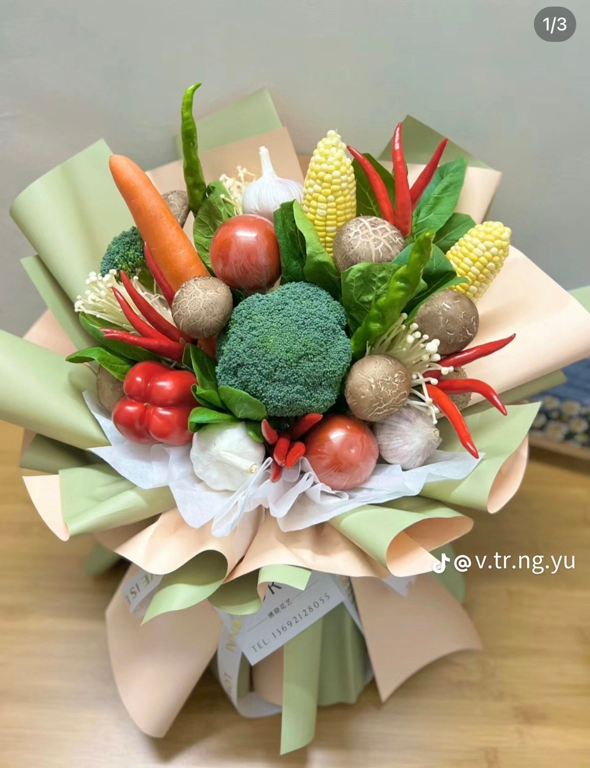 Bó hoa rau củ này dự là sẽ ăn được cả tuần.