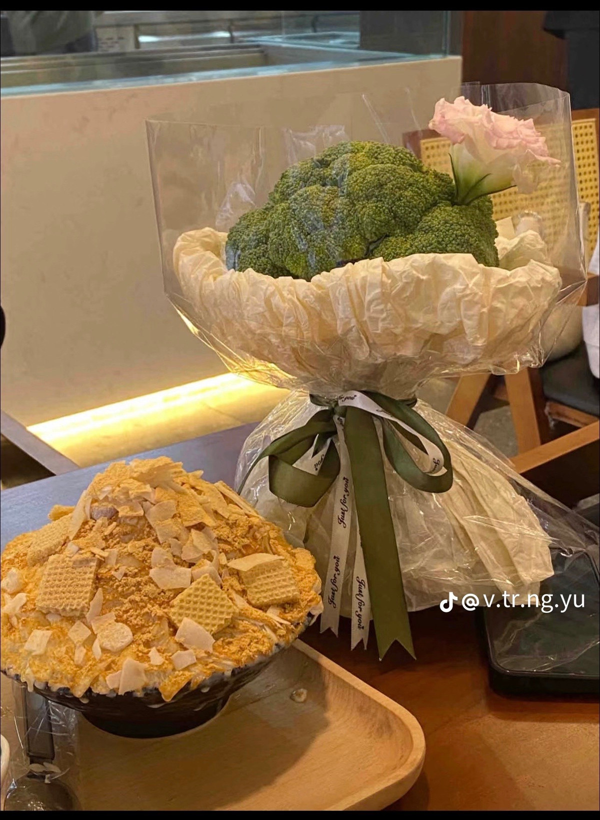 Món quà 8/3 khiến ai cũng phải ngoái nhìn...