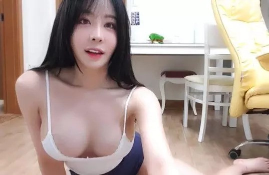 Tất nhiên, điều này nhanh chóng mang lại cho Dahee sự chú ý ở mức cao của cộng đồng mạng, tuy nhiên, làn sóng chỉ trích và tẩy chay cô nàng cũng được nhiều người ủng hộ.