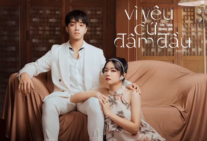 “Thông điệp trong MV Vì yêu cứ đâm đầu là lý do chúng mình chọn để cosplay. Tuổi học sinh khi mới biết chớm yêu, thường chưa biết kiểm soát cảm xúc bản thân. Chúng mình nghĩ mọi thứ chỉ nên dừng lại ở một giới hạn nào đó và ai cũng cần biết yêu thương trân trọng bản thân”, cặp thí sinh Trần Thành - Phương Anh cho hay.