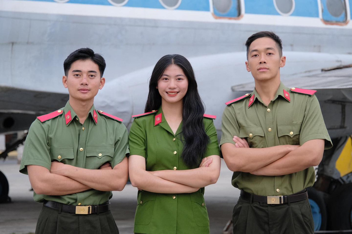 Ngoài đời thường, Hà Anh trẻ trung, đáng yêu đúng độ tuổi. Trong bộ cảnh phục, Hà Anh toát lên nét đẹp tươi tắn, rạng ngời.