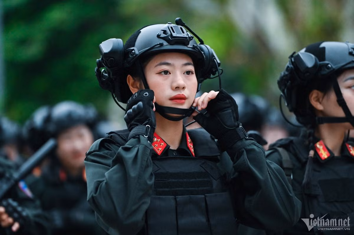 "Bông hồng thép" với gương mặt cương trực, mạnh mẽ đã thể hiện tốt vai trò của mình với vị trí người đi đầu Khối nữ Cảnh sát đặc nhiệm trong buổi diễu binh sáng nay.