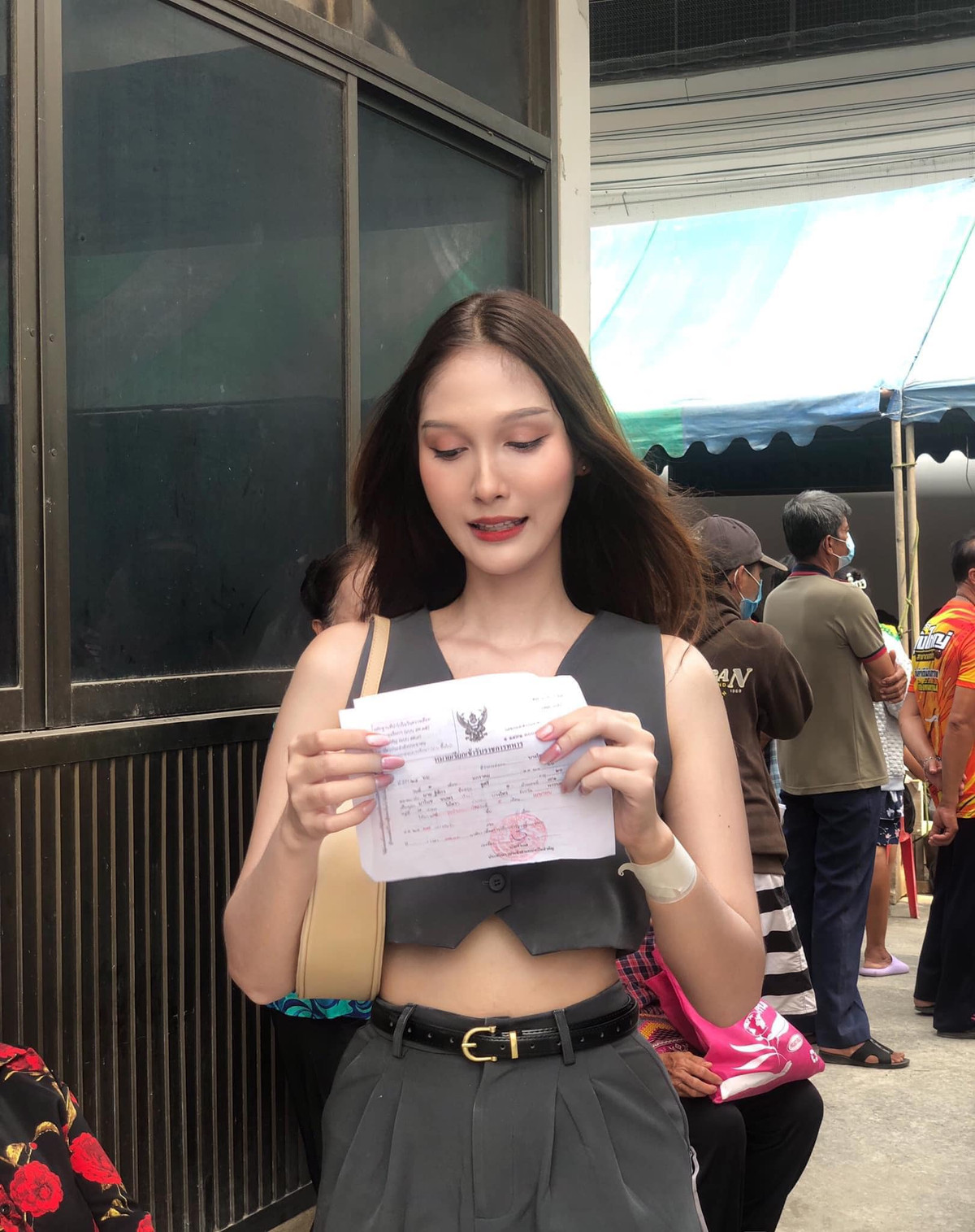 Là quốc gia có nhiều người chuyển giới nên ở Thái Lan, việc các người đẹp chuyển giới có mặt giữa những thanh niên đến tuổi quân ngũ trong các đợt khám nghĩa vụ là chuyện phổ biến.