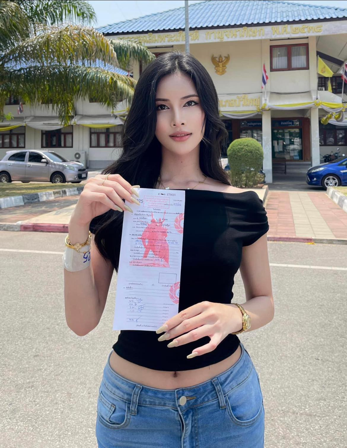 Khó có thể rời mắt khỏi các mỹ nhân có dung nhan cực phẩm này. Nếu không nói ra, chẳng ai nghĩ cô nàng này có xuất thân chính hiệu là nam .