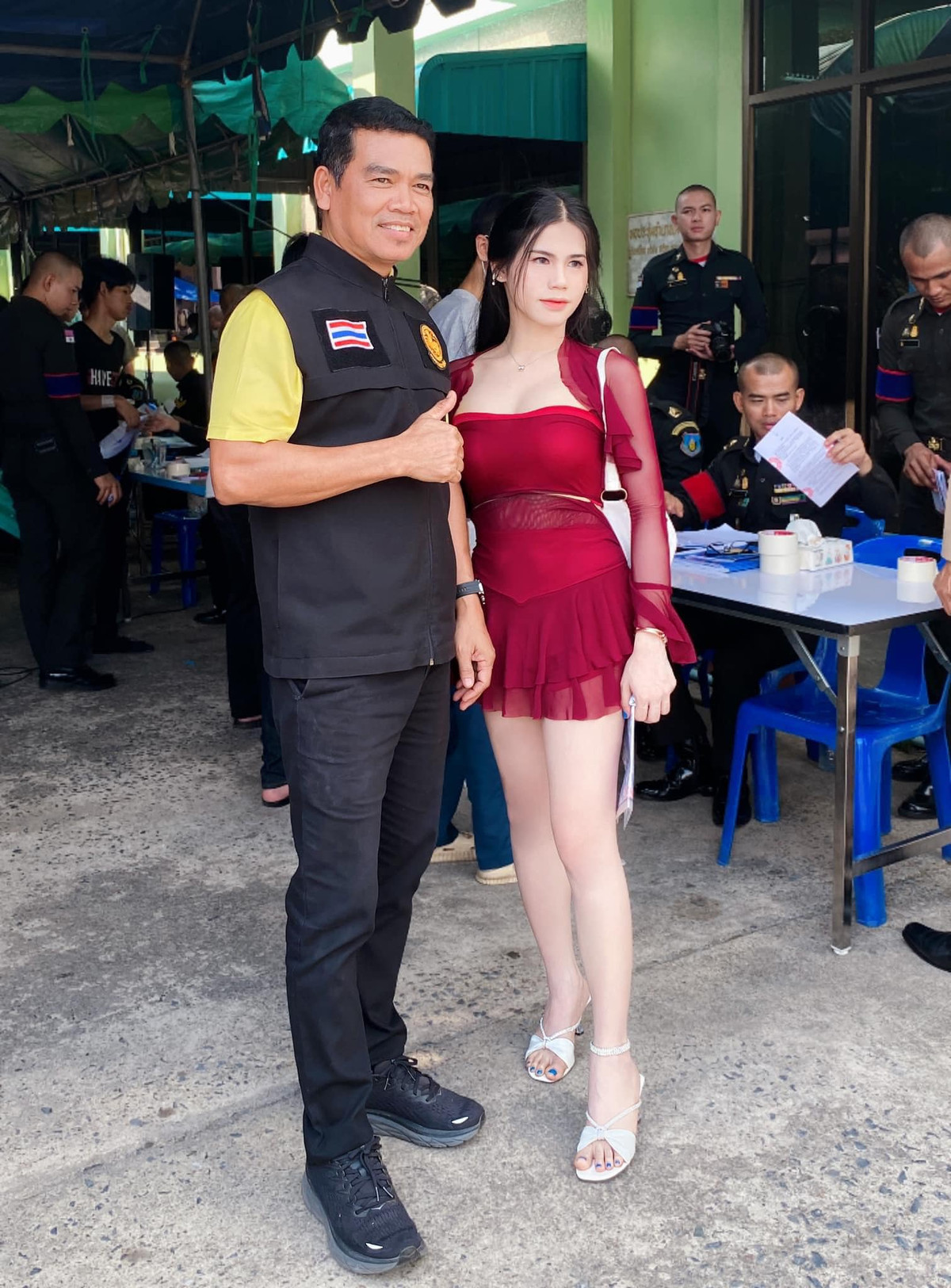 Nhiều người cũng tranh thủ xin chụp hình với các người đẹp.