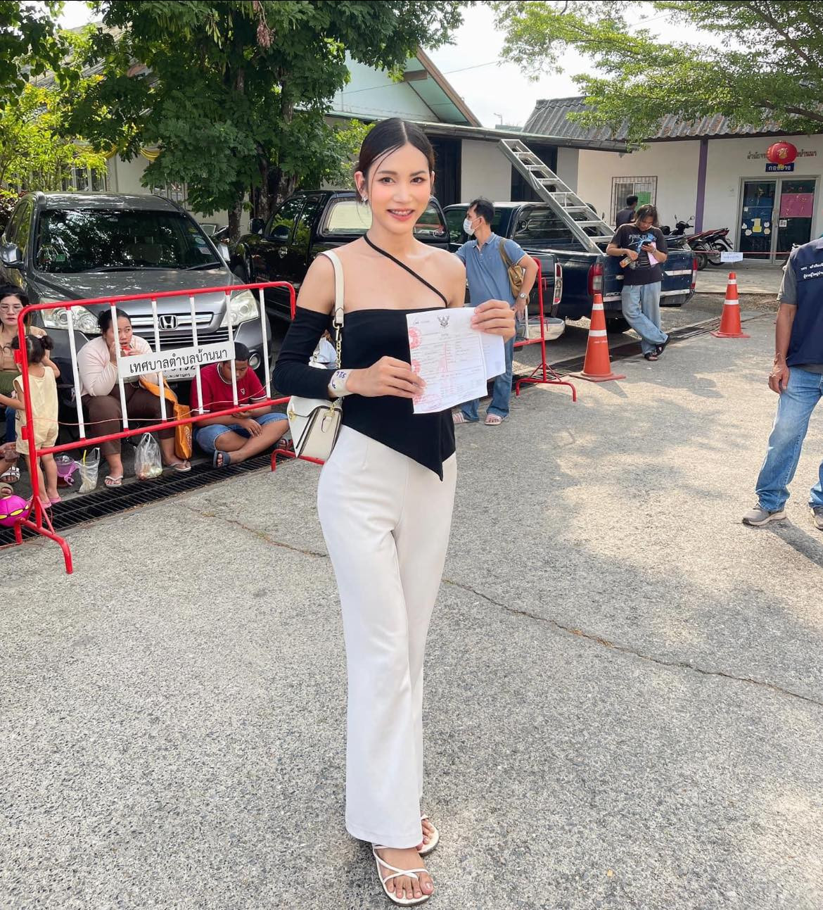 Nhan sắc này đến con gái ngắm còn mê huống hồ là các đấng mày râu có tại khu vực khám nghĩa vụ này.