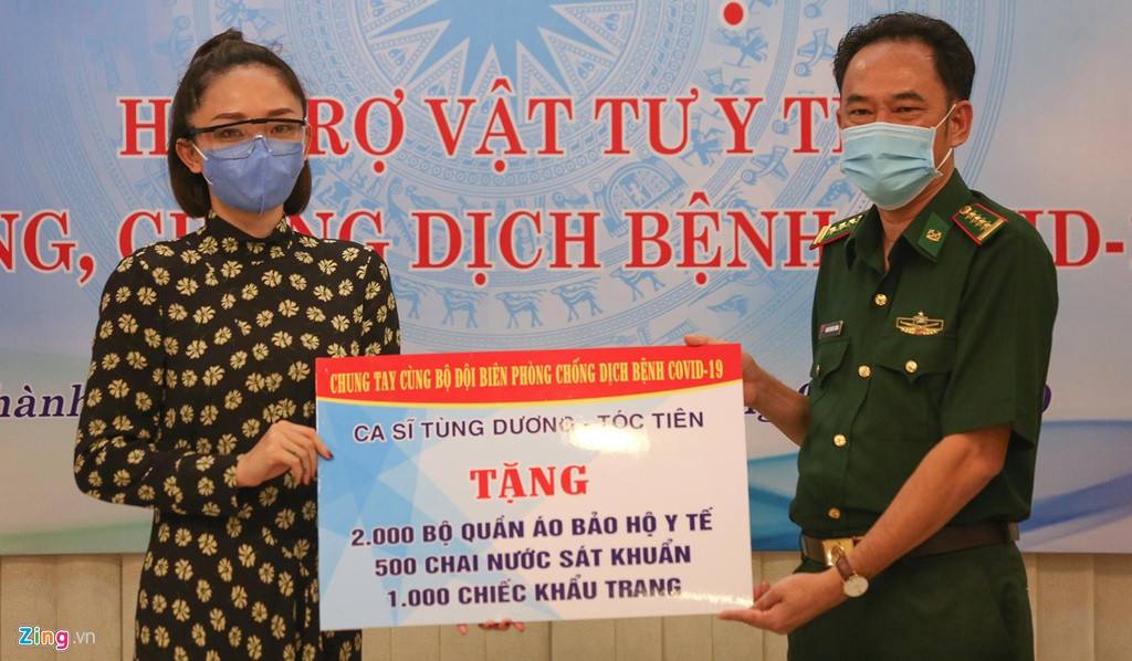 Tóc Tiên thay mặt ca sĩ Tùng Dương trao tặng hiện vật gồm 2.000 bộ quần áo bảo hộ, 500 chai nước sát khuẩn và 1.000 khẩu trang y tế gửi tặng các chiến sĩ đang làm công tác chống dịch Covid-19 ở biên giới.