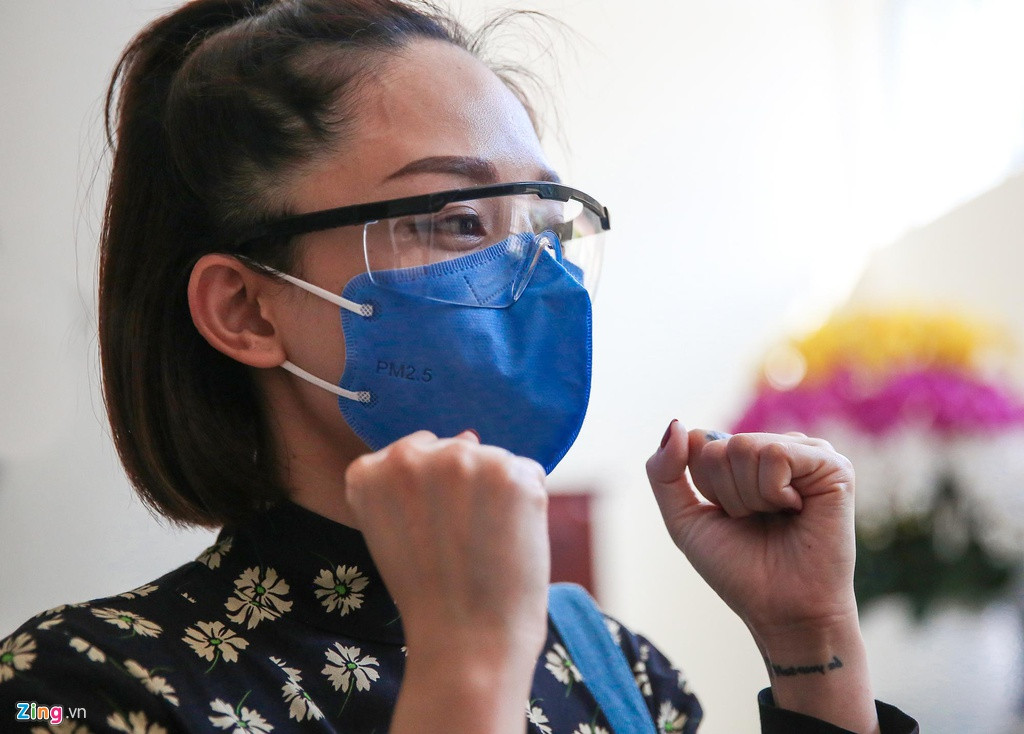 Về phía Tóc Tiên, thời gian này nữ ca sĩ chủ yếu ở nhà, hạn chế ra ngoài đường. Không chỉ riêng bà xã Hoàng Touliver, nhiều anh chị em nghệ sĩ cũng bị ảnh hưởng bởi dịch Covid-19. “Mỗi người một hoàn cảnh, nhưng là tình hình chung nên ai phải chấp nhận. Ai cũng bị ảnh hưởng đến tài chính ít nhiều nhưng mong mọi người sẽ cùng nhau đoàn kết, giúp đỡ cùng Chính phủ chống dịch, nhanh chóng đẩy lùi Covid-19”, giọng ca 8X chia sẻ.