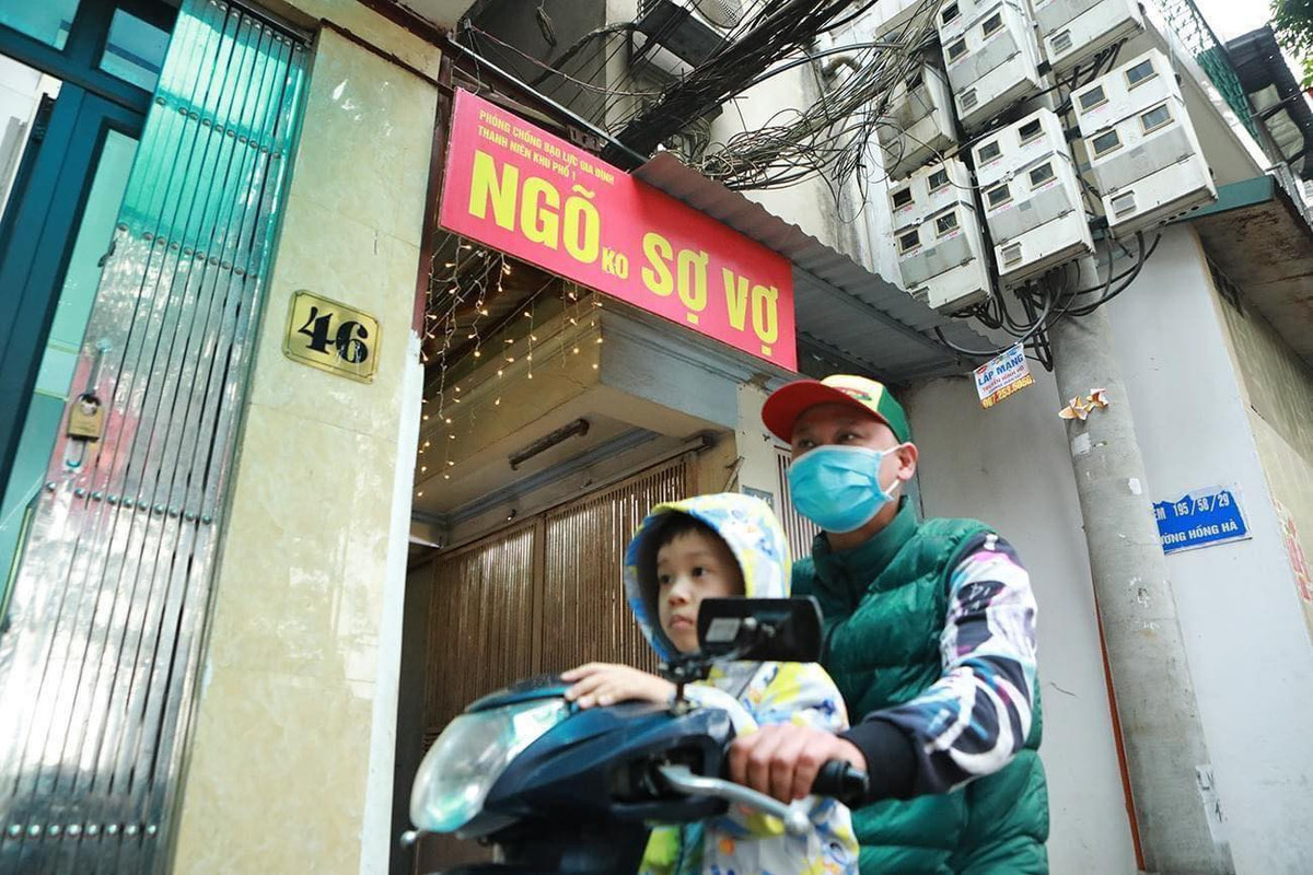 "Tấm biển này đã treo ở đây được gần 2 năm, với mục đích cho vui. Đợt mới treo có chữ 'UBND Phòng chống b/ạ.o lực gia đình' nhưng sợ ảnh hưởng nên đã bỏ dòng chữ đó đi” - tác giả của tấm biển cho biết.