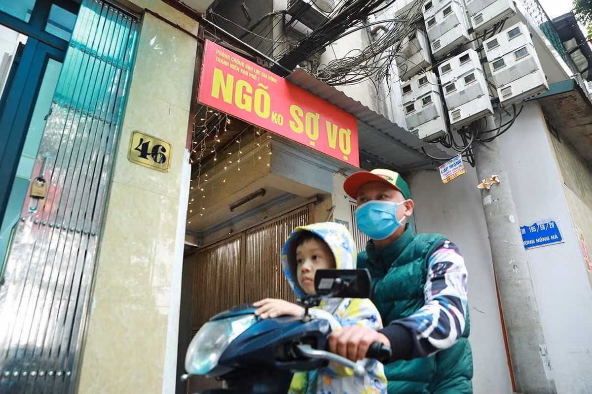 "Tấm biển này đã treo ở đây được gần 2 năm, với mục đích cho vui. Đợt mới treo có chữ 'UBND Phòng chống b/ạ.o lực gia đình' nhưng sợ ảnh hưởng nên đã bỏ dòng chữ đó đi” - tác giả của tấm biển cho biết.