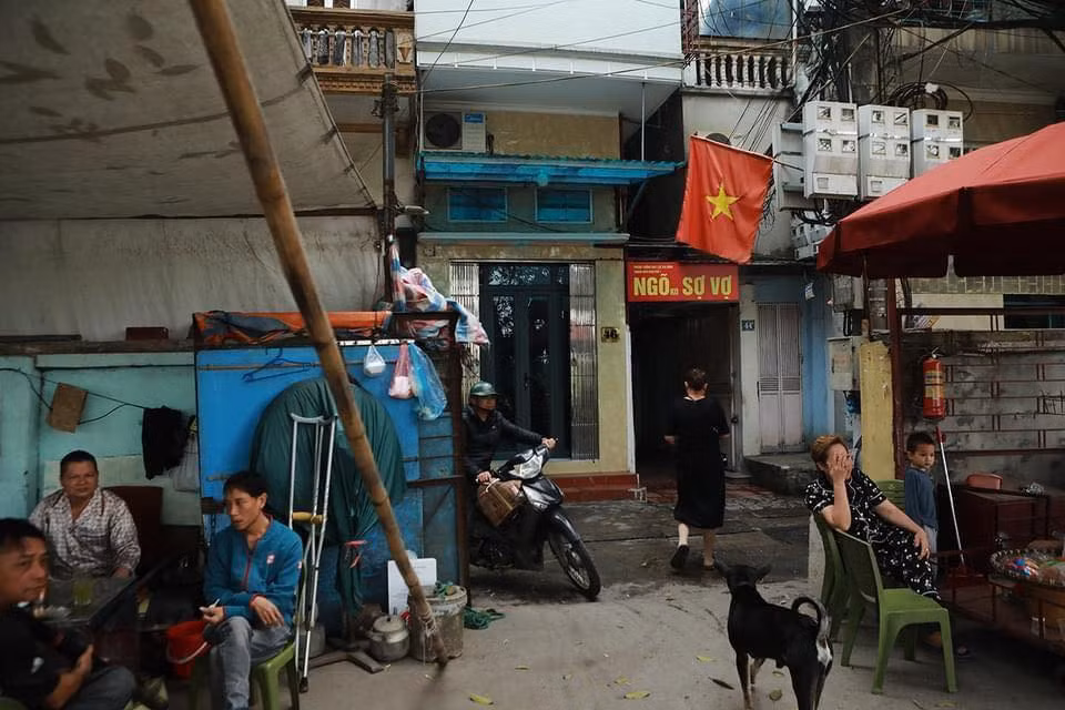 “Ngày các thanh niên trong ngõ treo tấm biển lên, ai cũng bật cười và cảm thấy rất thú vị. Không có chuyện sợ hay không sợ vợ mà những người đàn ông trong ngõ tự cảm thấy phải thay đổi để gia đình hạnh phúc" - chia sẻ từ một người phụ nữ sống trong con ngõ có tấm biển đặc biệt.