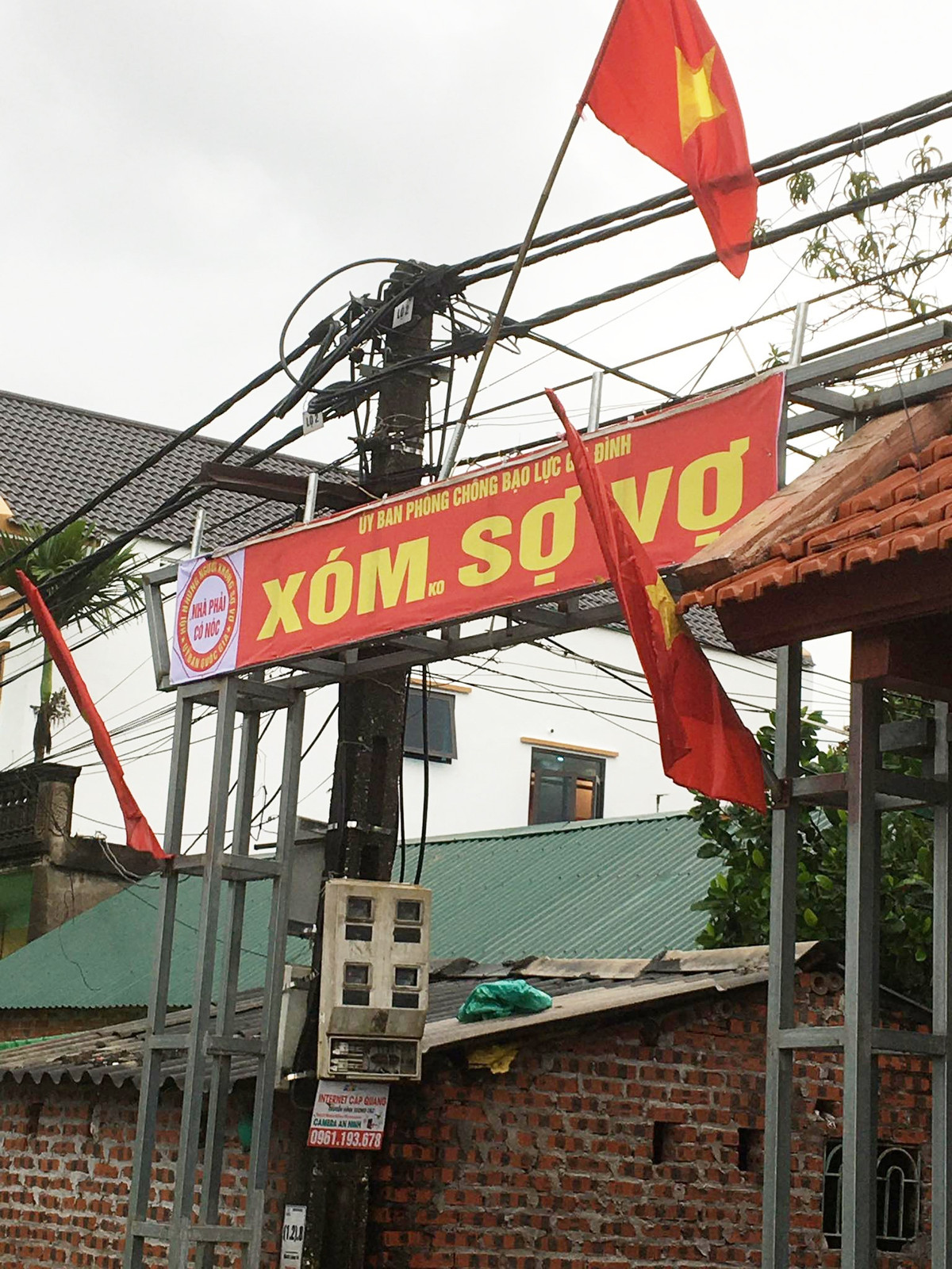 Trước đó, hình ảnh chụp chiếc cổng chào căng tấm băng rôn đặc biệt "UBND Phòng chống bạo lực gia đình" phía dưới kèm dòng chữ: "Xóm không sợ vợ" cũng được chia sẻ nhiều trên các trang mạng xã hội.