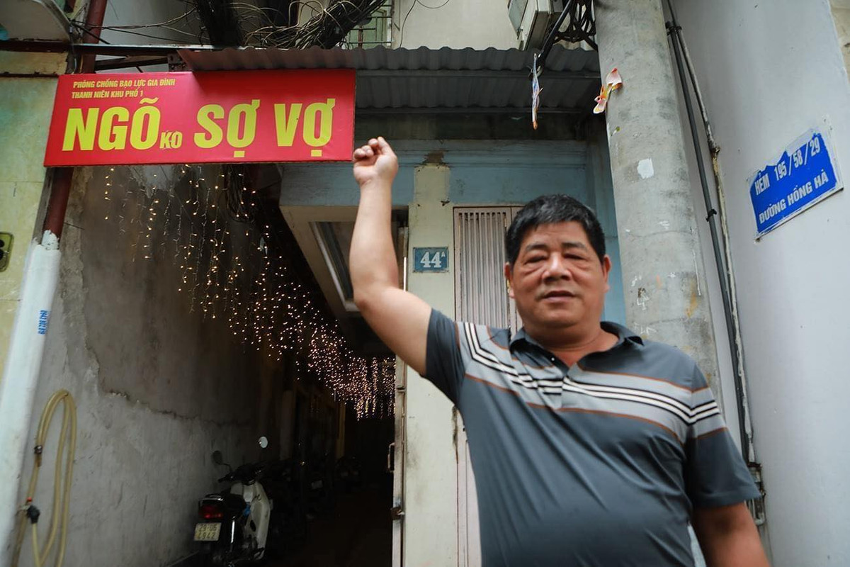 Được biết, anh Nguyễn Tiến Dũng - người sinh sống trong ngõ là người nghĩ ra tấm biển này và được các thanh niên trong ngõ treo lên