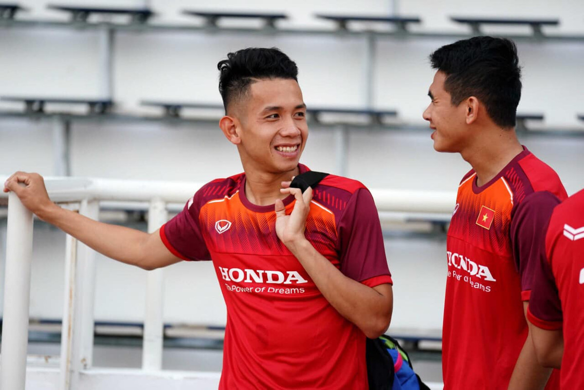 Hồng Duy có tính cách dễ thương mà thường xuyên bị người hâm mộ trêu đùa là cầu thủ điệu nhất làng bóng Việt bởi rất chăm làm đẹp, chăm sóc da và còn có biệt danh cực điệu là Duy Pinky.