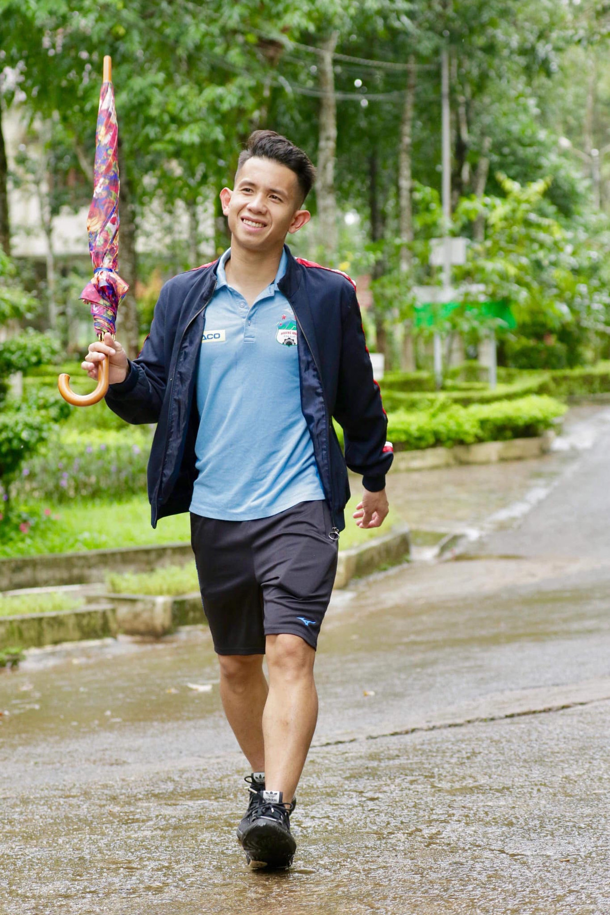 Nguyễn Phong Hồng Duy cũng là cầu thủ sẽ tròn 24 tuổi trong năm mới. Hiện tại anh chàng đang chơi cho CLB HAGL. Hồng Duy được đánh giá là chơi tốt, có cả kỹ thuật lẫn tốc độ.