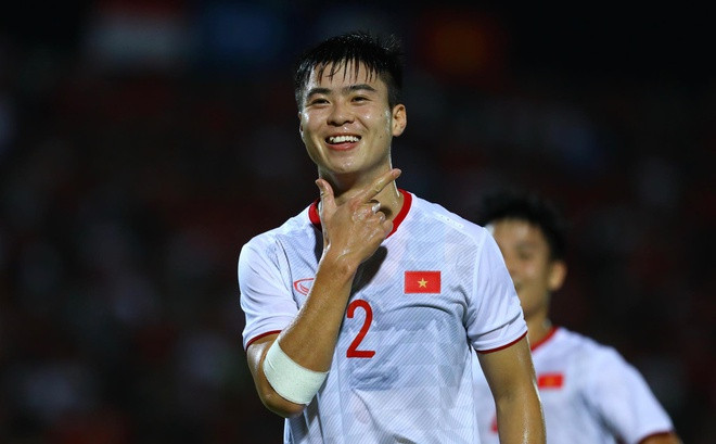 Ngày 15/1 vừa qua, anh chàng tổ chức đám hỏi cùng bạn gái Quỳnh Anh tại Hà Nội, ngay sau đó đã lên đường sang Malaysia đá giải giao hữu cùng các đồng đội ở CLB Hà Nội. Dự kiến, Duy Mạnh sẽ kết hôn vào ngày 9/2 tới.