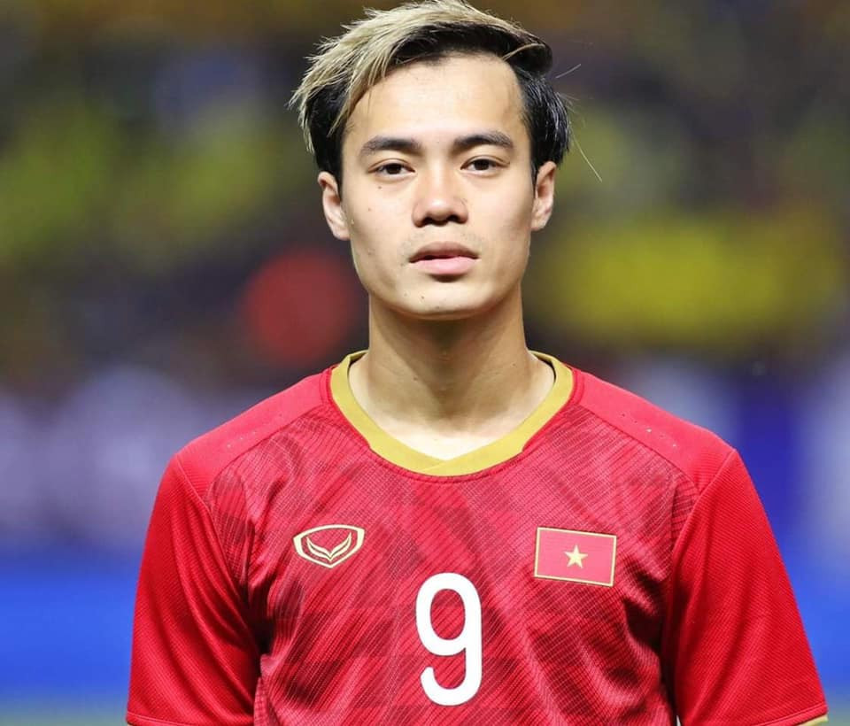 Văn Toàn là một trong những cầu thủ tuổi Tý sở hữu nhiều người hâm mộ nữ. Anh chàng hiện đang khoác áo CLB HAGL và chơi ở vị trí tiền đạo. Bên cạnh sự nghiệp sân cỏ, chuyện tình cảm của nam cầu thủ và bạn gái hot girl cũng nhận được sự quan tâm.