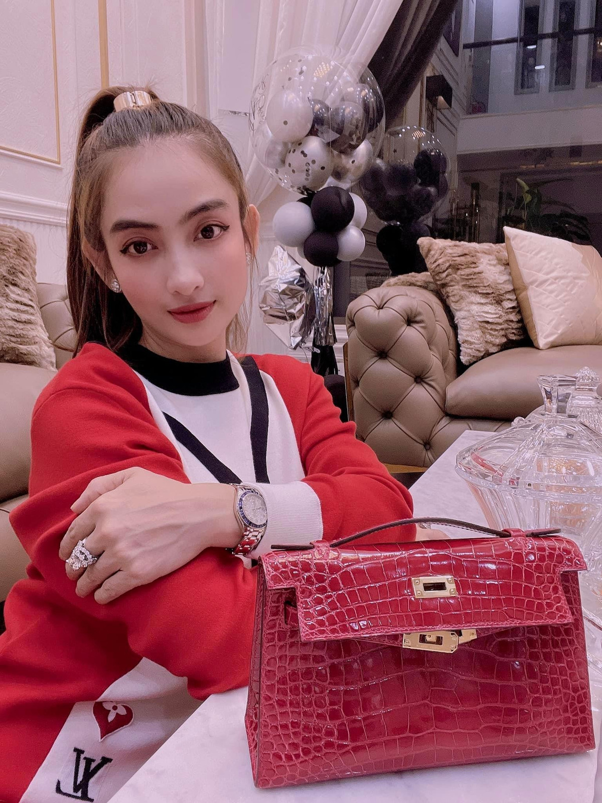 "Phú bà" Đồng Nai dát hàng hiệu nhiều không kể hết. Versace, Hermès... là những thường hiệu mà vị "phú bà" này đặc biệt yêu thích.