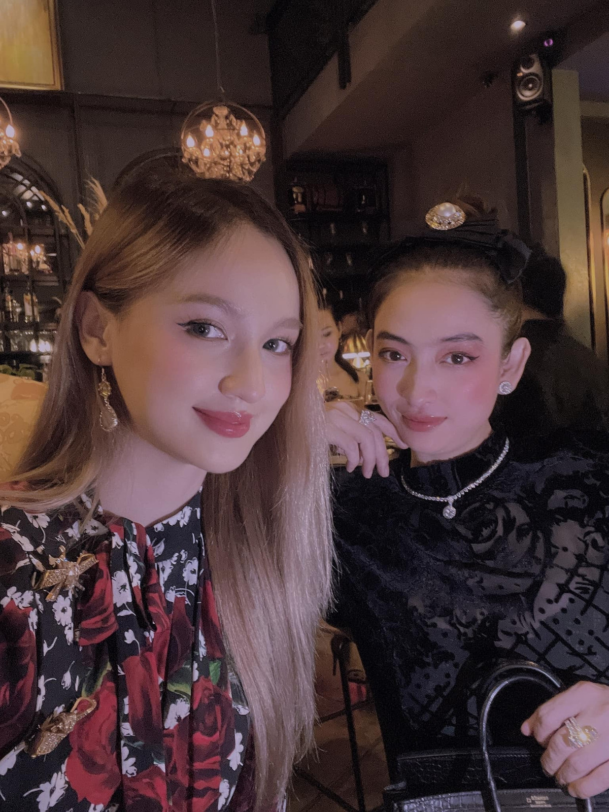 Dù đã 42 tuổi, Thu Thủy vẫn sở hữu nhan sắc xinh đẹp. Chụp ảnh cùng con dâu, cô nàng không khác gì chị em với nàng hot gir.