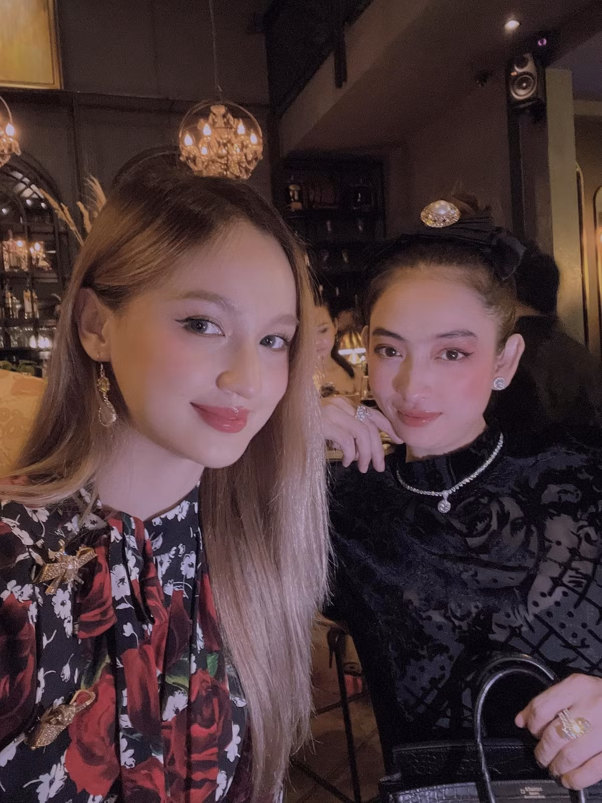 Dù đã 42 tuổi, Thu Thủy vẫn sở hữu nhan sắc xinh đẹp. Chụp ảnh cùng con dâu, cô nàng không khác gì chị em với nàng hot gir.