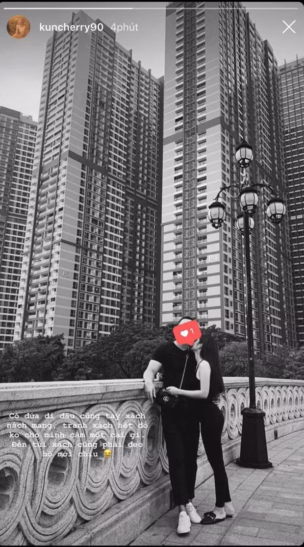 Không chỉ đăng tải hình ảnh, Thu Hoài còn hạnh phúc khoa rằng bạn trai là một người rất tâm lý, luôn giành xách đồ, không cho cô nàng cầm bất kỳ thứ gì.