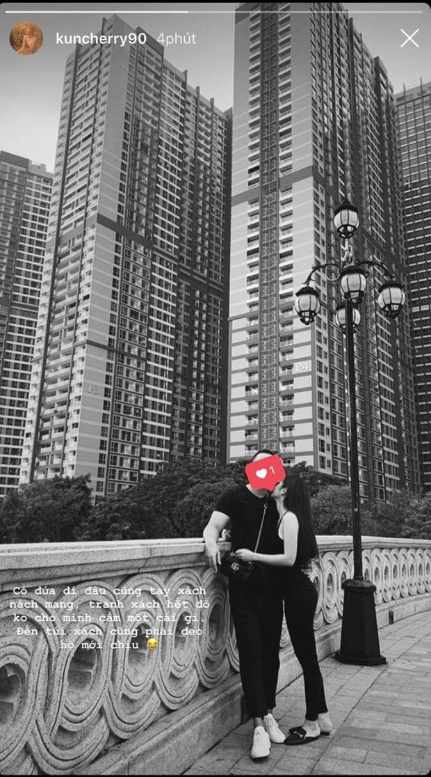 Không chỉ đăng tải hình ảnh, Thu Hoài còn hạnh phúc khoa rằng bạn trai là một người rất tâm lý, luôn giành xách đồ, không cho cô nàng cầm bất kỳ thứ gì.