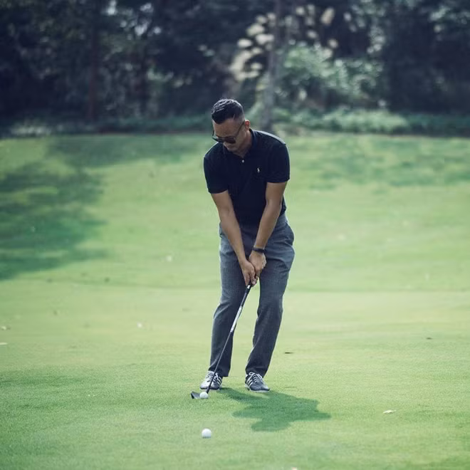 Trước đó trên trang cá nhân, Nguyễn Nghiêm Hoài Nam cũng từng chia sẻ clip Thu Hoài tập golf. Bên dưới phần bình luận, nhiều người bày tỏ sự tò mò về mối quan hệ của cả hai: "Chú khoe khéo người yêu à?, "Bác dâu đấy hả bác?"...