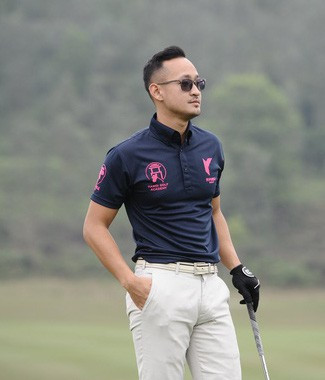 Sau khi tìm hiểu, cộng đồng mạng cho rằng bạn trai cô là Nguyễn Nghiêm Hoàng Nam, hiện đang là giám đốc điều hành một học viện golf lớn tại Hà Nội.