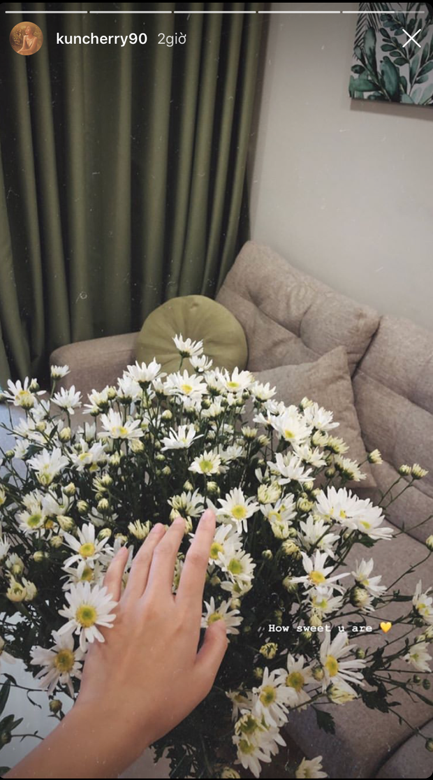 Bạn trai Thu Hoài còn thường xuyên gửi tặng hoa, quà được cô nàng chia sẻ trên trang cá nhân.