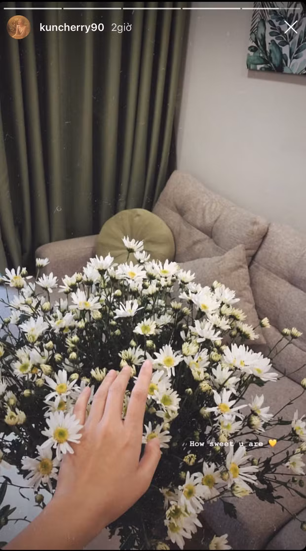 Bạn trai Thu Hoài còn thường xuyên gửi tặng hoa, quà được cô nàng chia sẻ trên trang cá nhân.