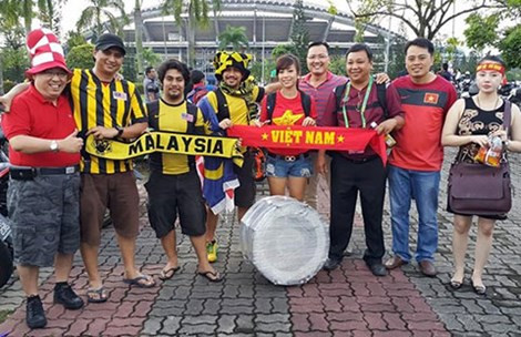 Còn nhớ, trận lượt đi bán kết AFF Suzuki Cup giữa Việt Nam và Malaysia được tổ chức trên sân Shah Alam. Vì sợ các cổ động viên nhà không có vé xem và phải mua vé chợ đen với giá cắt cổ, ông đã không ngần ngại qua Malaysia trước mua hẳn 1000 vé và bán lại cho các CĐV với giá gốc.