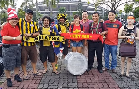 Còn nhớ, trận lượt đi bán kết AFF Suzuki Cup giữa Việt Nam và Malaysia được tổ chức trên sân Shah Alam. Vì sợ các cổ động viên nhà không có vé xem và phải mua vé chợ đen với giá cắt cổ, ông đã không ngần ngại qua Malaysia trước mua hẳn 1000 vé và bán lại cho các CĐV với giá gốc.
