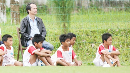 Gần 7 năm sau, lứa cầu thủ đầu tiên thuộc khóa 1 của học viện trình làng đã làm nức lòng người hâm mộ bằng lối đá hay đá đẹp và không đặt nặng thành tích.