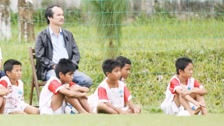 Gần 7 năm sau, lứa cầu thủ đầu tiên thuộc khóa 1 của học viện trình làng đã làm nức lòng người hâm mộ bằng lối đá hay đá đẹp và không đặt nặng thành tích.