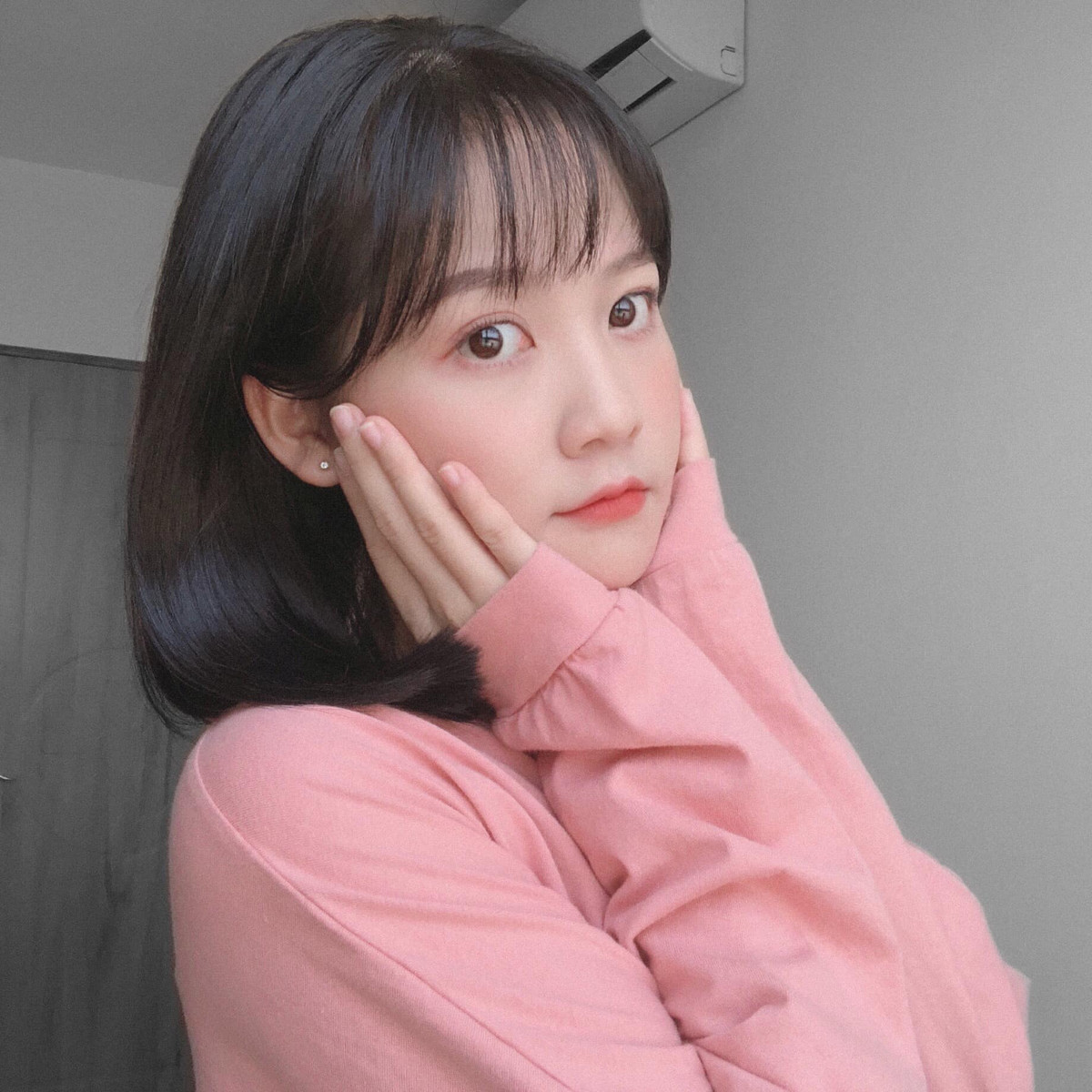 Bạn bè thường nhận xét Hoài Linh là cô gái dễ thương, “nấm lùn” nhưng luôn biết cách quan tâm, chia sẻ và có nụ cười tươi thân thiện.