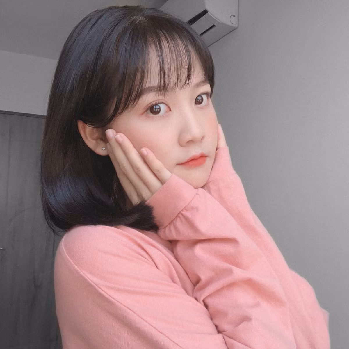 Bạn bè thường nhận xét Hoài Linh là cô gái dễ thương, “nấm lùn” nhưng luôn biết cách quan tâm, chia sẻ và có nụ cười tươi thân thiện.