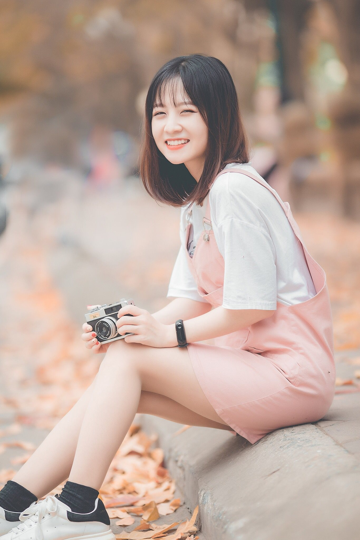 Nổi tiếng nhờ trên mạng xã hội, hot girl Phú Thọ có cơ duyên đóng phim, chụp mẫu. Chính công việc này đã khiến cô nàng tự tin hơn và được mở rộng thêm các mối quan hệ.